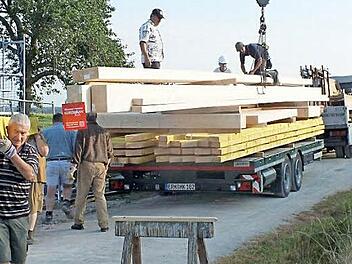 Schwere Balken wurden geschleppt, um das Vereinsheim weiterzubauen.  Foto: Manfred Welker