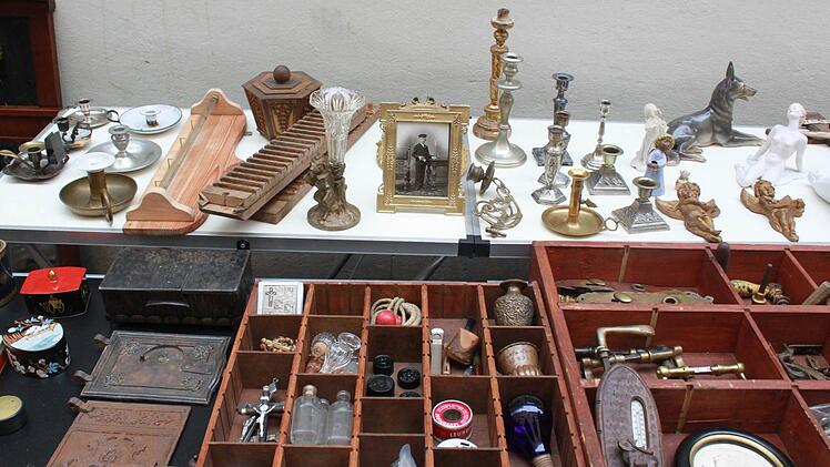 Beim Bamberger Antikmarkt kamen Liebhaber schöner alter Dinge voll auf ihre kosten. Foto: Michel Memmel