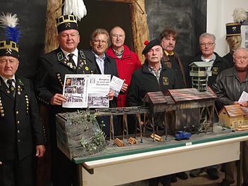 Bei der Vorstellung der DVD im bergbaulichen Magazin: (von links) Günther Baum, Jürgen Möhrle (beide Knappenverein), Bürgermeister Rainer Detsch, Filmemacher Rainer Steiger, Gerwin Eidloth, Berthold Schwämmlein, Günther Scheler und Otto Heinlein (alle Förderverein Bergbaugeschichte). Im Vordergrund ist das Modell der Katharinazeche von 1960 zu sehen.  Foto: Gerd Fleischmann