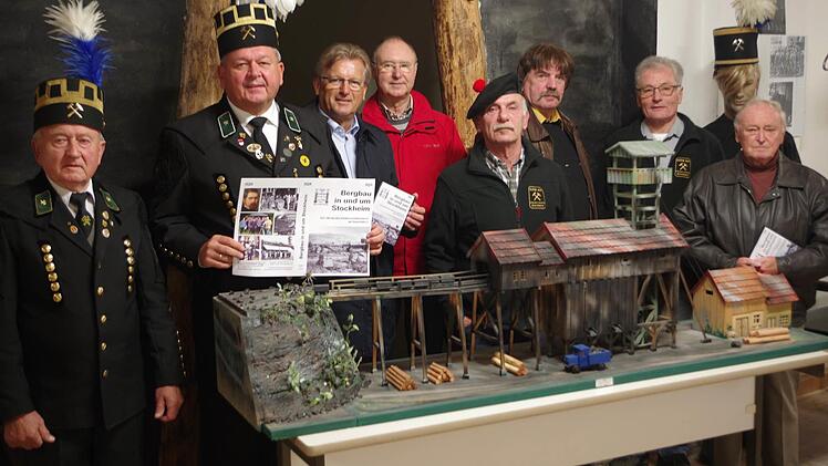 Bei der Vorstellung der DVD im bergbaulichen Magazin: (von links) Günther Baum, Jürgen Möhrle (beide Knappenverein), Bürgermeister Rainer Detsch, Filmemacher Rainer Steiger, Gerwin Eidloth, Berthold Schwämmlein, Günther Scheler und Otto Heinlein (alle Förderverein Bergbaugeschichte). Im Vordergrund ist das Modell der Katharinazeche von 1960 zu sehen.  Foto: Gerd Fleischmann