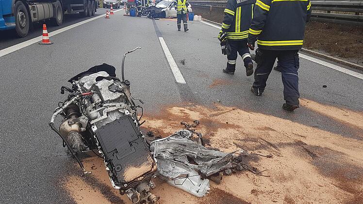Durch die Wucht des Aufpralls auf den Lastwagen ist der Motorblock des BMW herausgerissen worden.