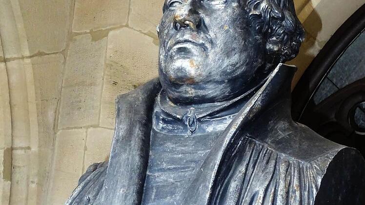 Luther-Büste von Ernst Rietschel vor der Coburger Luther-SchuleFoto: Jochen Berger