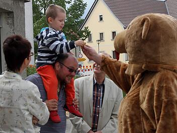 Ein Bär in Lebensgröße. Keine Angst musste man vor dem Stettfelder Wappentier haben, im Gegenteil: Der in Fell gewandete Mann hatte auch Süßigkeiten für die Kinder dabei. Foto: Günther Geiling