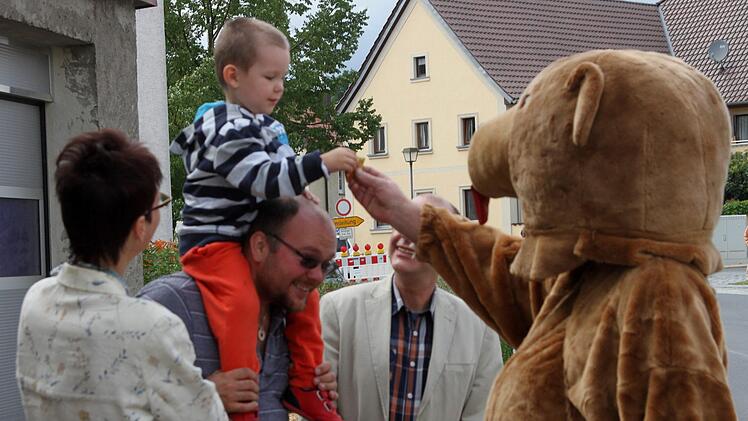 Ein Bär in Lebensgröße. Keine Angst musste man vor dem Stettfelder Wappentier haben, im Gegenteil: Der in Fell gewandete Mann hatte auch Süßigkeiten für die Kinder dabei. Foto: Günther Geiling