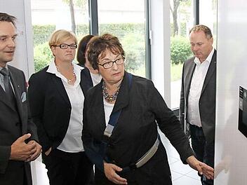 Wirtschaftsministerin Brigitte Zypries tauchte in die Wärmepumpen-Welt ein. Unser Bild zeigt sie mit (vorne, von links) dem Entwicklungsleiter von Glen Dimplex, Jens Rammensee, der parlamentarische Staatssekretär im Arbeitsministerium, Anette Kramme, sowie mit Bundestagskandidat Thomas Bauske (im Hintergrund). Foto: Alexander Hartmann