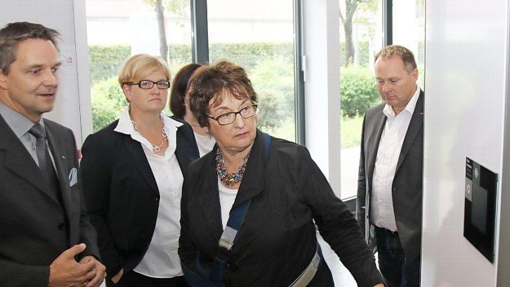 Wirtschaftsministerin Brigitte Zypries tauchte in die Wärmepumpen-Welt ein. Unser Bild zeigt sie mit (vorne, von links) dem Entwicklungsleiter von Glen Dimplex, Jens Rammensee, der parlamentarische Staatssekretär im Arbeitsministerium, Anette Kramme, sowie mit Bundestagskandidat Thomas Bauske (im Hintergrund). Foto: Alexander Hartmann