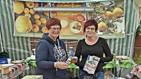 Ulrike und Elfriede Schorn zeigten, was sich aus den heimischen Quitten Köstliches herstellen lässt