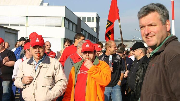 Im Jahr 2008 vertrat  Jürgen Hennemann (rechts) noch als Betriebsratsvorsitzender die Anliegen der FTE-Mitarbeiter in Ebern.Archiv/Eckehard Kiesewetter