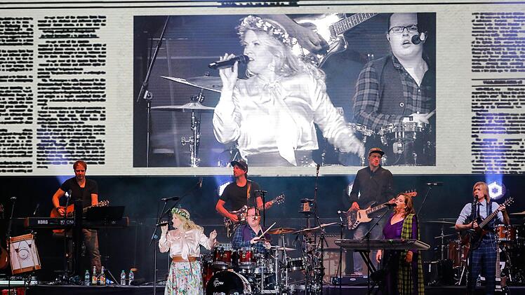 Bei ihrer Premiere in Coburg genossen die Mitglieder der Kelly Family die besondere Stimmung auf dem Schlossplatz.  Foto: Matthias Hoch