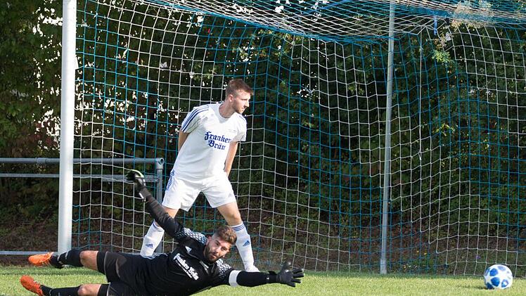 Zwei Sch&uuml;sse klasse abgewehrt, aber beim Nachschuss vom Wallenfelser Michael Zeitler ist Keeper Bedirhan Ari machtlos.