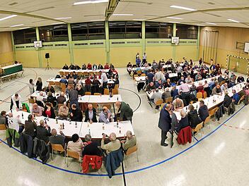 Der Zahn der Zeit nagt an der 40 Jahre alten Rannunger Mehrzweckhalle, in der die Bürgerversammlung stattfand. Die geplante Sanierung kostet etwa 3,2 Millionen Euro.  Fotos: Dieter Britz