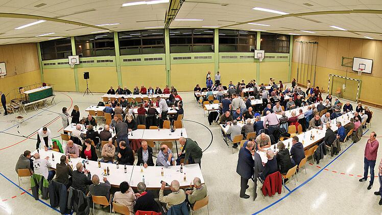 Der Zahn der Zeit nagt an der 40 Jahre alten Rannunger Mehrzweckhalle, in der die Bürgerversammlung stattfand. Die geplante Sanierung kostet etwa 3,2 Millionen Euro.  Fotos: Dieter Britz