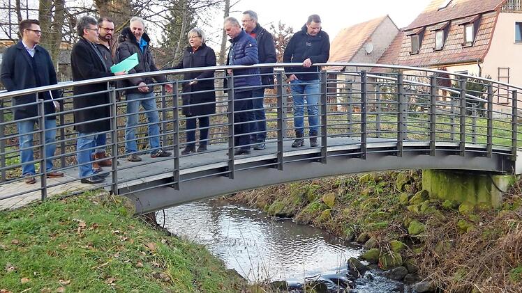 Der Bauausschuss Oberaurach besichtigte im oberfränkischen Lauter eine Brücke, die als Vorbild für den Zugang zur Insel am oberen Rathausweiher in Tretzendorf dient. Die Oberauracher Brücke wird mit gut 17 Metern etwa doppelt so lang werden wie die Lauterer Ausführung. Foto: privat