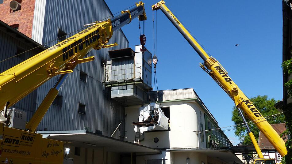 Zwei Kräne hievten in Filigranarbeit das neue Abfüllaggregat an die Eingangsöffnung zum Abfüllstandort in der Brauerei Gampertbräu. Das war buchstäblich Millimeterarbeit in sechs Metern Höhe.  Foto: Karl-Heinz Hofmann