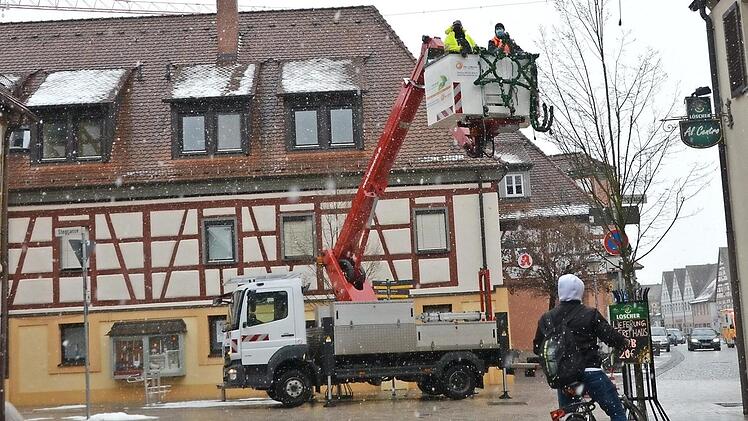 Stern für Stern wird der Weihnachtsschmuck abmontiert. Foto: Bernhard Panzer