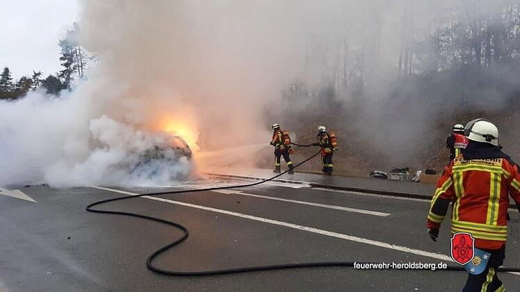 A3 bei N&uuml;rnberg: Auto geht in Flammen auf - Ausfahrt komplett gesperrt