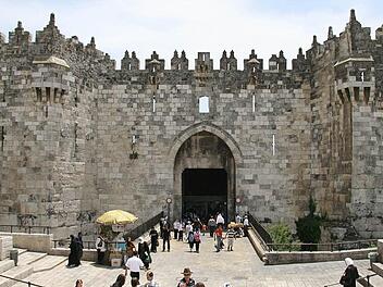 Bei der Jugendbegegnungsfahrt 2008 bekamen die Teilnehmer von einem Reiseführer Informationen zum Damaskus-Tor. Es ist eines der Eingänge zur Altstadt in Jerusalem.  Foto: privat
