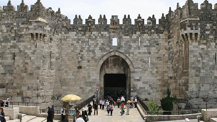 Bei der Jugendbegegnungsfahrt 2008 bekamen die Teilnehmer von einem Reiseführer Informationen zum Damaskus-Tor. Es ist eines der Eingänge zur Altstadt in Jerusalem.  Foto: privat