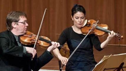 Lebendiges Zusammenspiel: Primgeiger Ulrich Isfort und Annette Reisinger an der 2. Violine. Fotos: Jochen Berger