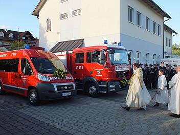 Zwei neue Fahrzeuge gab es für die Feuerwehr Waldfenster. Den Segen erteilte Pfarrvikar Tobias Fuchs. Fotos: Björn Hein