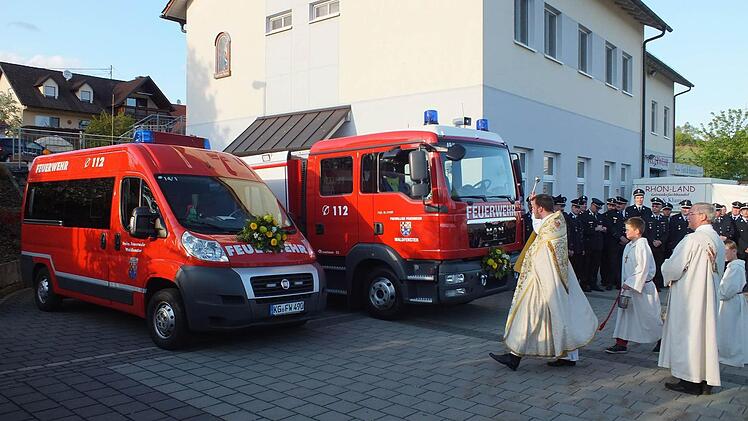 Zwei neue Fahrzeuge gab es für die Feuerwehr Waldfenster. Den Segen erteilte Pfarrvikar Tobias Fuchs. Fotos: Björn Hein