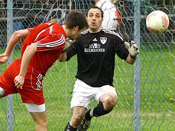 Das Duell Kasendorf gegen VfB Kulmbach - hier wehrt VfB-Keeper Stefan Schütz den Kopfball des Kasendorfers Sebastian Luft ab - gibt es auch heuer wieder in der Bezirksliga Ost.  Foto: Monika Limmer