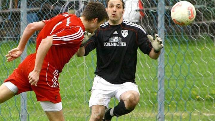 Das Duell Kasendorf gegen VfB Kulmbach - hier wehrt VfB-Keeper Stefan Schütz den Kopfball des Kasendorfers Sebastian Luft ab - gibt es auch heuer wieder in der Bezirksliga Ost.  Foto: Monika Limmer
