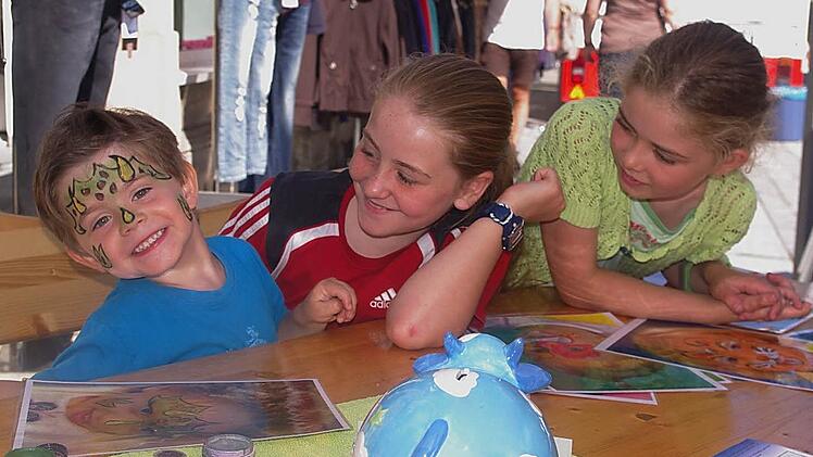 Cornelius (links) ist ein Fan des Kinderschminkens. Foto: Heike Schülein