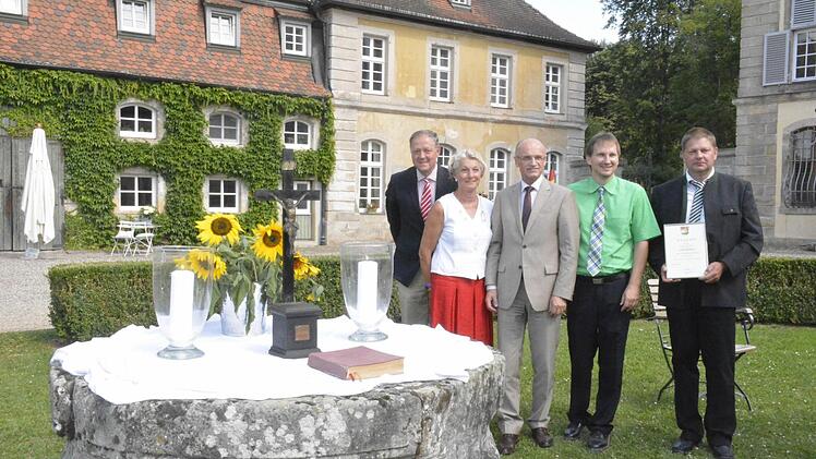 Übergabe einer Erinnerungsurkunde (von links): Graf Philipp zu Ortenburg, Gräfin Mirjam zu Ortenburg, Landrat Wilhelm Schneider, Bürgermeister Wolfram Thein und Festleiter Rupert Fichtner. Foto: Gerhard Schmidt