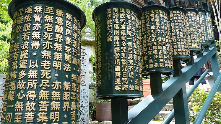 Bitte drehen: Die Gebetsmühlen sind sehr beliebt in buddhistischen Tempeln. Foto: Manfred Wagner