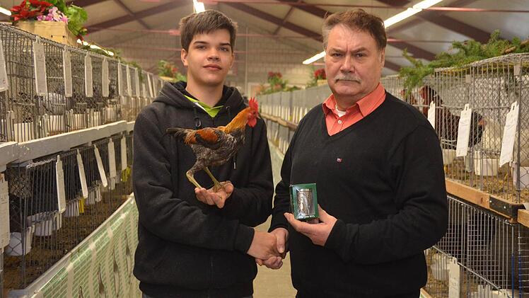 Mit nahezu 30 ausgestellten Tieren war Philipp Hertlein schon ein richtiger "Profi" bei der Kreisschau und Kreisjugendschau der Kleintierzüchter. Es gratulierte Kreisjugendleiter Erwin Ebert. Foto: Peter Rauch