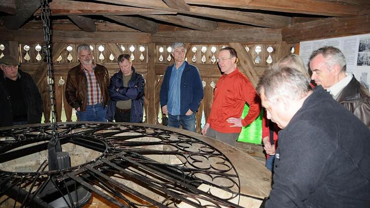 Ernst Hümmer aus Junkerdorf (mit rotem Pullover) führte 2014 mit einer funkgesteuerten Kamera eine Videobefahrung des Schloßbergbrunnens durch