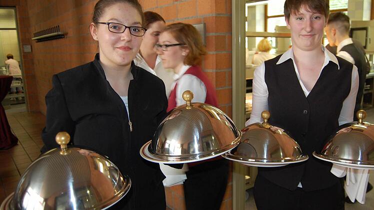 Merita Demalijaj (18, links) vom Schweinfurter Park-Hotel und Madeleine Kirchner (20) vom Rehazentrum Bad Bocklet servieren.  Foto: Sigismund von Dobschütz