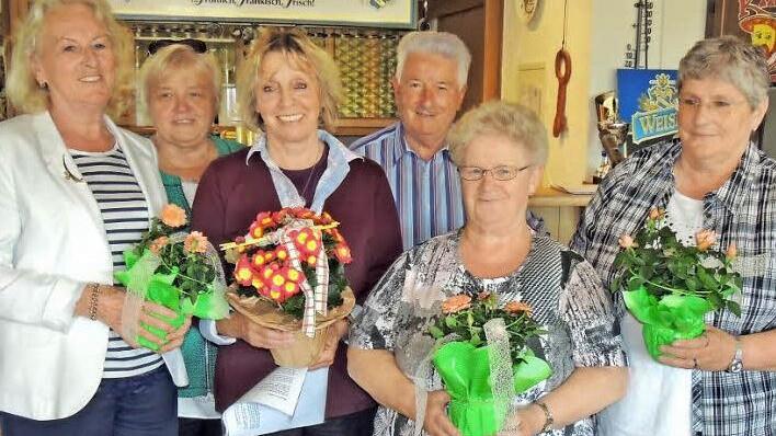 Diese VdK-Mitglieder bekamen von Winfried Weinbeer ein Dankeschön. Foto: Ottmar Barnickel