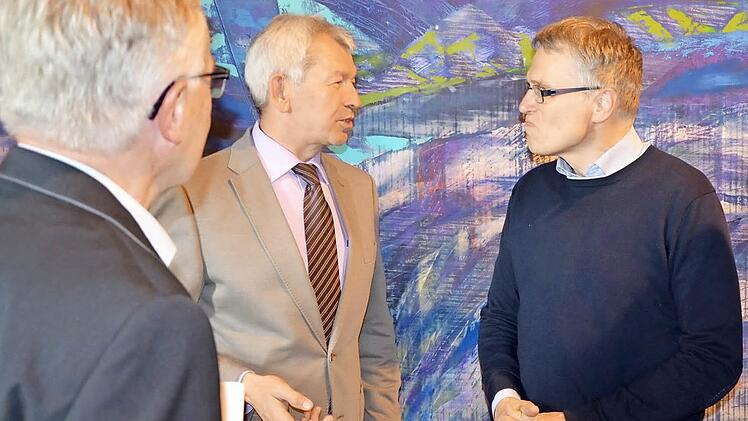 Landrat Johann Kalb (zweiter v. l.) lässt sich von Jan Samec (zweiter v. r.) sein Bild "Fall in der Landschaft" erläutern. Matthias Liebel (r.) und Albrecht Volk (l.), der Organisator der Ausstellung, hören zu. Foto: Andrea Spörlein