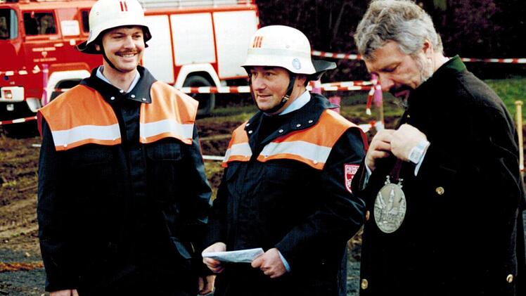 Harald Albert, damals noch stellvertretender Kommandant mit dem damaligen Kommandanten Stadtbrandinspektor Reinhold Hauer und OB Christian Zoll.(Foto: Archiv Röttinger)