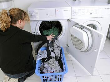 Viele Waschmittel werden in den Drogeriemärkten angeboten. Wir zeigen Ihnen einfache Haushaltsmittel. Symbolbild: Armin Weigel/ dpa