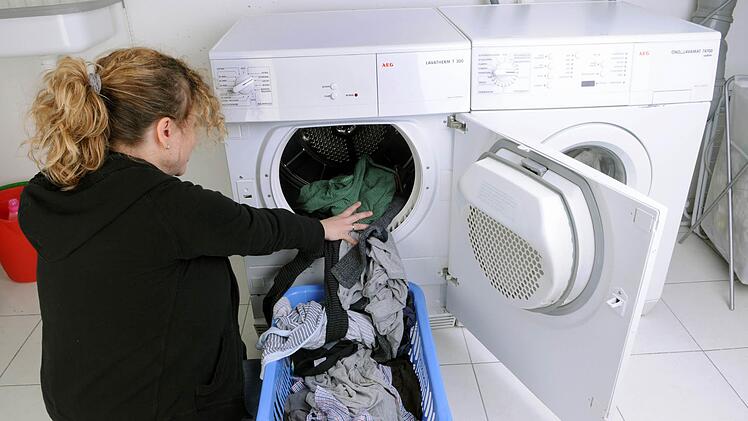 Viele Waschmittel werden in den Drogeriemärkten angeboten. Wir zeigen Ihnen einfache Haushaltsmittel. Symbolbild: Armin Weigel/ dpa