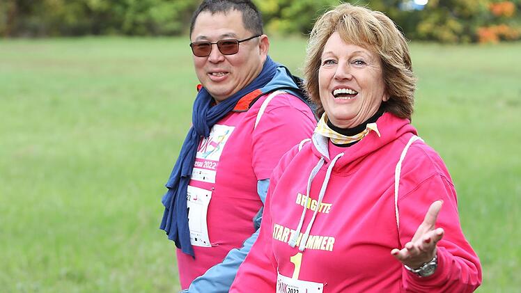 Die "Schöpferin" des Pinklaufs in Bad Brückenau, Brigitte Meyerdierks, lief frohgemut wie immer mit, selbstverständlich mit der Startnummer 1. Mit ihr auf dem Weg Diakon Kim Sell. Foto: Kerstin Junker