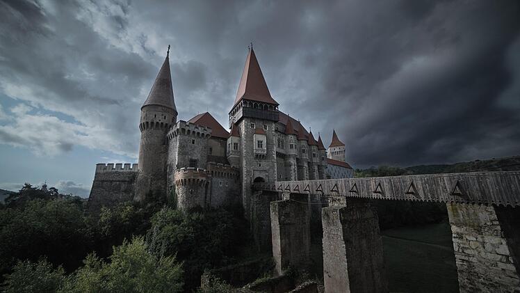 Dieses imposante alte Schloss dient als Kulisse f&uuml;r ein spannendes Abenteuer.