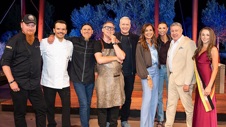 Das "Coach-Special" bei "Grill den Henssler": Lucki Maurer, Steffen Henssler, Ralf Zacherl, Max Stiegl, AlexanderHerrmann, Jana Ina Zarrella, Laura Wontorra, Joachim Llambi und "Miss Sachsen-Anhalt" Charlotte Bangemann (von links) trafen sich zum Grillabend.