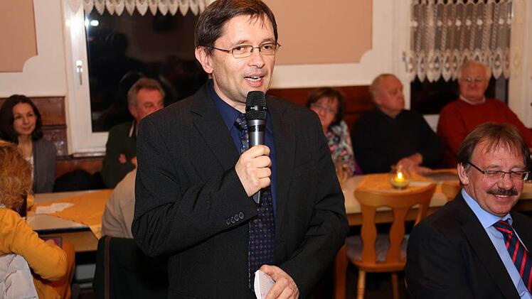 BR-Redaktionsleiter Alexander Müller begrüßt zahlreiche Gäste; rechts zweiter Bürgermeister Stefan Schaffranek.