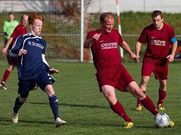 Nachdem der Klassenerhalt in der Bezirksliga über die Relegation geschafft wurde, hofft Spielertrainer Stefan Gehring (am Ball), dass die Ludwigsstadter in der neuen Saison nicht wieder so lange zittern müssen und dass Kapitän André Feuerpfeil (rechts) an Bord bleibt. Foto: Archiv/Weiß