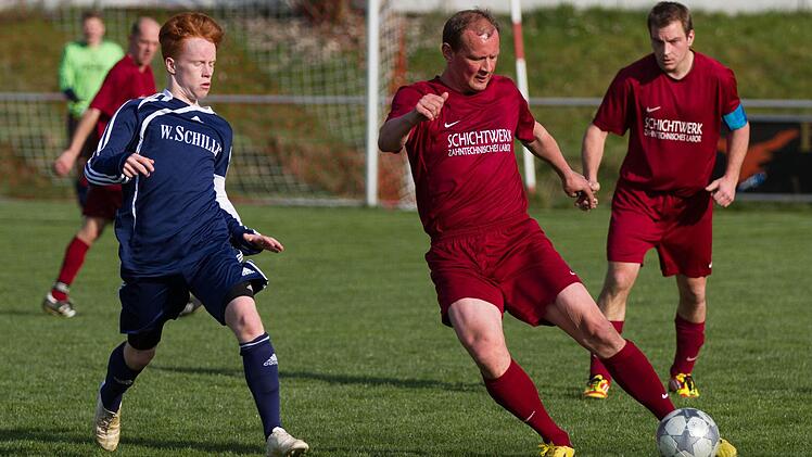 Nachdem der Klassenerhalt in der Bezirksliga über die Relegation geschafft wurde, hofft Spielertrainer Stefan Gehring (am Ball), dass die Ludwigsstadter in der neuen Saison nicht wieder so lange zittern müssen und dass Kapitän André Feuerpfeil (rechts) an Bord bleibt. Foto: Archiv/Weiß