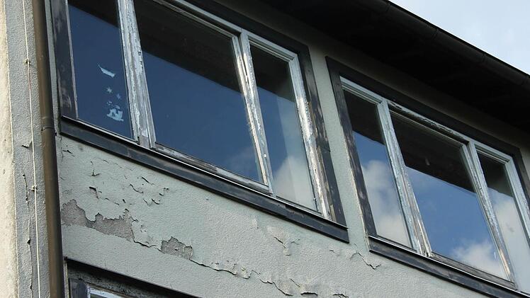 Die Fassade des ehemaligen Zeyerner Schulgebäudes ist in einem erbärmlichen Zustand.
