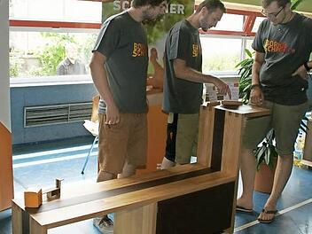 Mit seiner Garderobenbank gewann Moritz Werb den Wettbewerb "Die schöne Form". Seinen bisherigen Mit-Azubis Ulrich Spengler und Johannes Stretz (von rechts) erläuterte er die Details.  Foto: Sabine Weinbeer
