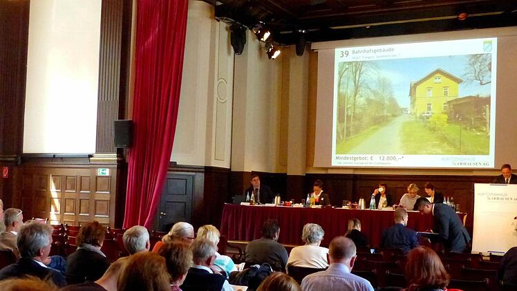 Die Auktion in Berlin war gut besucht. Im Hintergrund ist das Trebgaster Bahnhofsgebäude auf der Leinwand abgebildet. Dieter Hübner