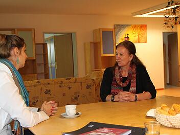 Anna Rüthlein (links), Referentin für Jugendhilfe beim Awo-Bezirksverband Unterfranken, besucht die Räume für jugendliche Flüchtlinge. Sabine Preisendörfer, Leiterin des Seniorenheims Willy-Brandt-Haus, freut sich auf den frischen Wind. Foto: Ulrike Müller