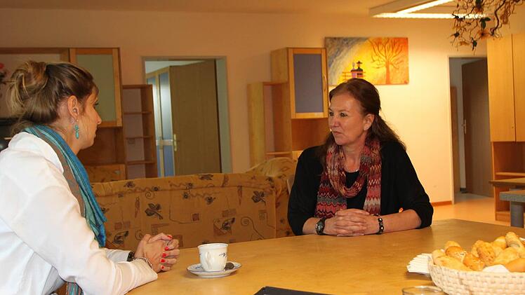 Anna Rüthlein (links), Referentin für Jugendhilfe beim Awo-Bezirksverband Unterfranken, besucht die Räume für jugendliche Flüchtlinge. Sabine Preisendörfer, Leiterin des Seniorenheims Willy-Brandt-Haus, freut sich auf den frischen Wind. Foto: Ulrike Müller