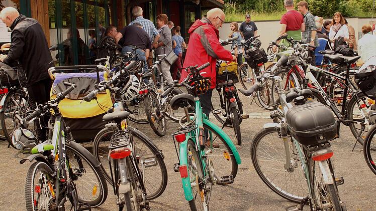 An der Pilgerhalle machten an diesem Tag viele Radfahrer Halt. Foto: Günther Geiling